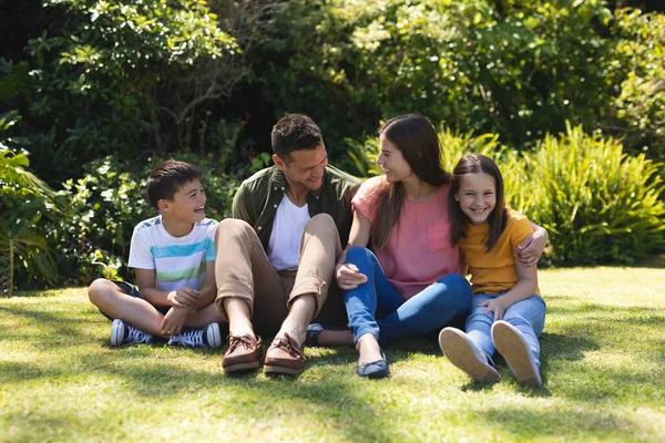 白人の家族は庭で一緒に時間を過ごし 草の上に座って笑っています コロナウイルスの質の高い時間一緒にCovid 19隔離ロックダウン — ストック写真
