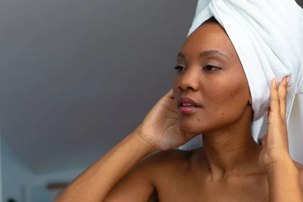 Νεαρή Αφροαμερικανή Γυναίκα Κοιτάζει Αλλού Ενώ Προσαρμόζει Την Πετσέτα Στο — Φωτογραφία Αρχείου