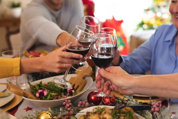 Blanke Familie Zit Samen Aan Tafel Voor Het Diner Proosten — Stockfoto