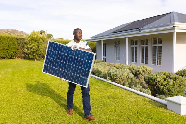 Afrikanischer Erwachsener Mann Mittleren Alters Der Solarzellen Trägt Während Auf — Stockfoto