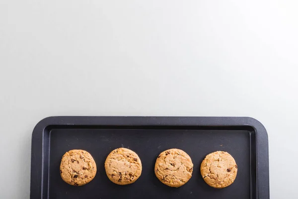 Přímo Nad Pohledem Čerstvé Cookies Uspořádané Podnosu Bílém Pozadí Kopírovat — Stock fotografie