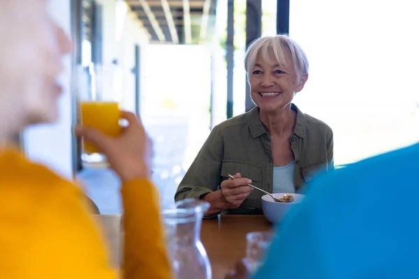 Glückliche Asiatische Seniorin Schaut Multirassischen Freundinnen Beim Frühstück Tisch Unverändert — Stockfoto