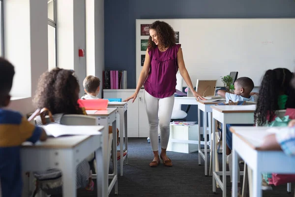 教室の机で多人種の小学生の白人女性教師 変化のない教育教育子供時代職業学校の概念 — ストック写真