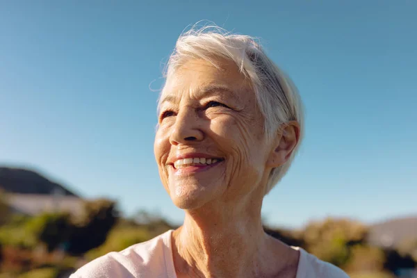 庭の澄んだ青い空に背の低い髪の明るいアジアのシニア女性のクローズアップ コピースペース 変更されていない サポート 生活や退職ホームコンセプトを支援 — ストック写真