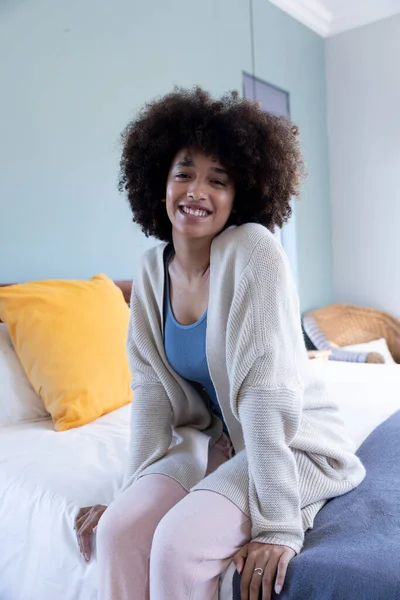 Porträtt Glad Biracial Millennial Ung Kvinna Med Afro Hår Bär — Stockfoto