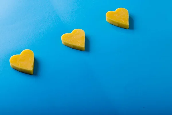 Hoge Hoek Uitzicht Hartvormige Gele Kaas Gerangschikt Blauwe Achtergrond Kopieer — Stockfoto