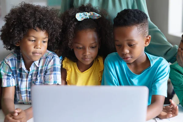 Studenti Afroamericani Elementari Che Usano Computer Portatile Mentre Sono Seduti — Foto Stock