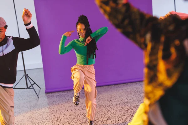 一组不同的女性和男性嘻哈舞蹈团参加拍照的图片 动作和训练概念 — 图库照片