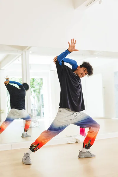 コピースペース付きダンススタジオで練習している出生男性ヒップホップダンサーの垂直画像 ダンス リズム 動きとトレーニングの概念 — ストック写真
