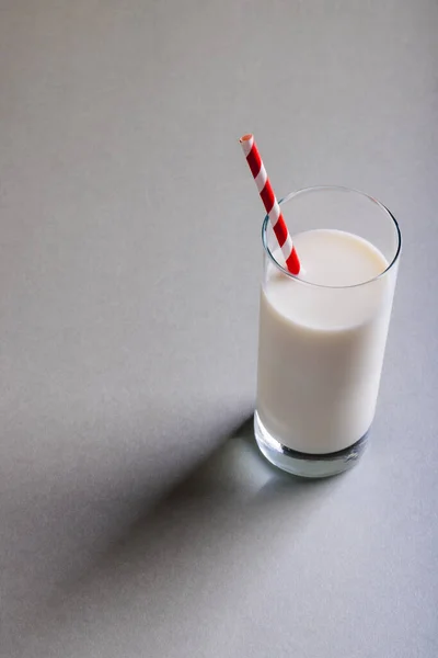 Hög Vinkel Syn Mjölk Glas Med Halm Grå Bakgrund Kopiera — Stockfoto
