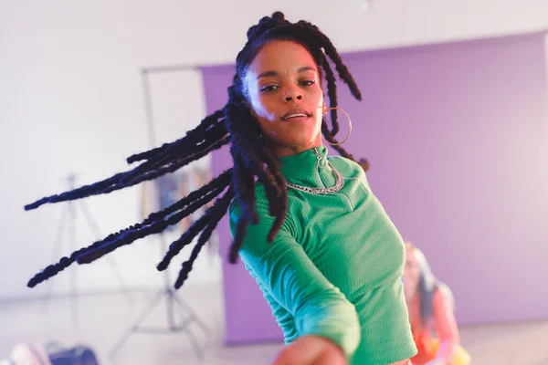Stüdyoda Mutlu Bir Amerikan Bayan Hip Hop Dansçısının Görüntüsü Dans — Stok fotoğraf