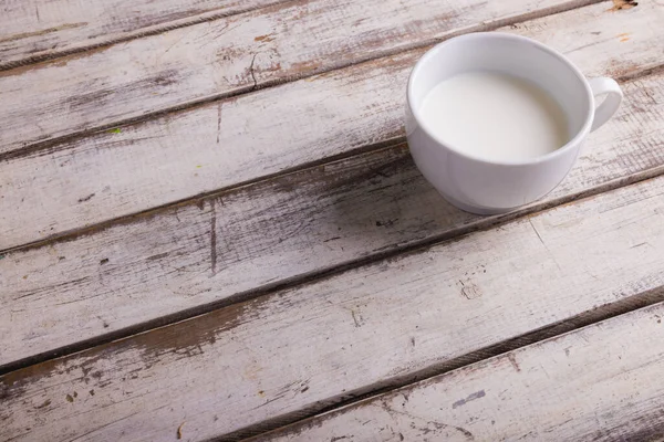 高角形的牛奶杯在木制桌子上 复制空间 饮品及健康食品概念 — 图库照片