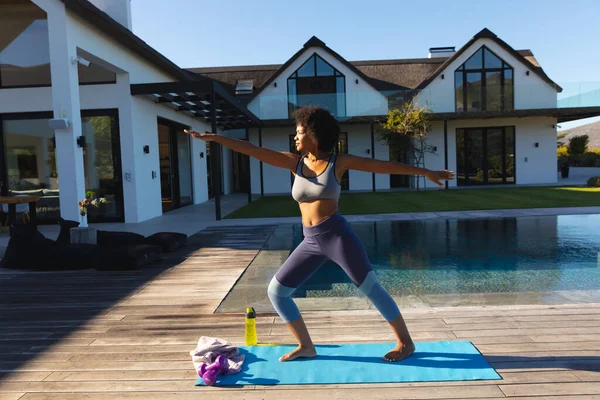 Afrika Kökenli Amerikalı Genç Bir Kadın Havuz Kenarında Yoga Yapıyor — Stok fotoğraf