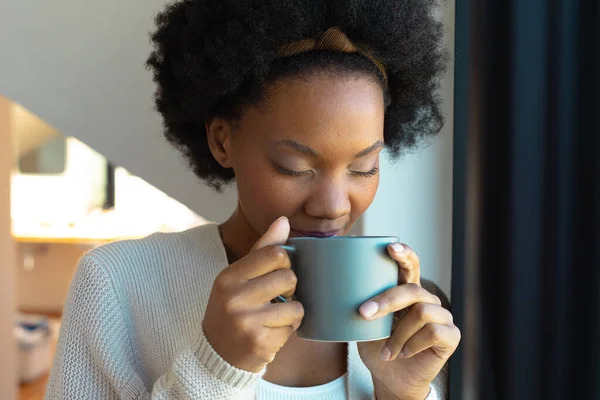 집에서 커피를 마시는 아프리카 미국인젊은 여성의 — 스톡 사진