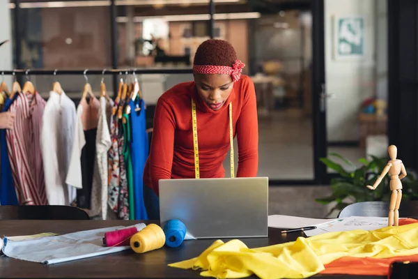 Afroamerikansk Modedesigner Som Jobbar Laptop Vid Skrivbordet Studiokontoret Oförändrad Kreativ — Stockfoto
