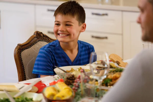 Kaukasischer Junge Der Beim Abendessen Mit Der Familie Tisch Sitzt — Stockfoto