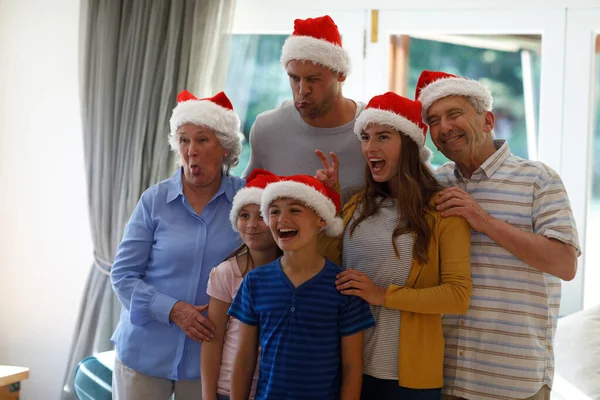 世世代代的高加索人家庭装腔作势 笑容满面 头戴桑塔帽 优质家庭时间圣诞庆祝活动 — 图库照片
