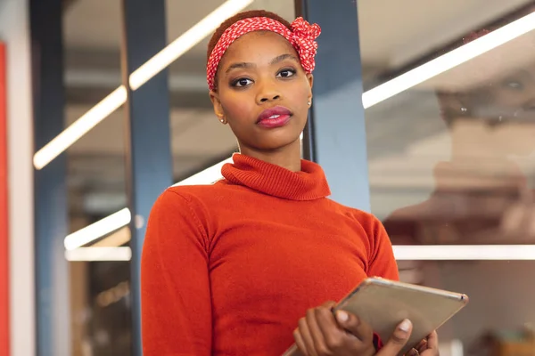 Портрет Впевненої Афроамериканської Бізнес Леді Цифровим Планшетом Творчому Офісі Незмінний — стокове фото