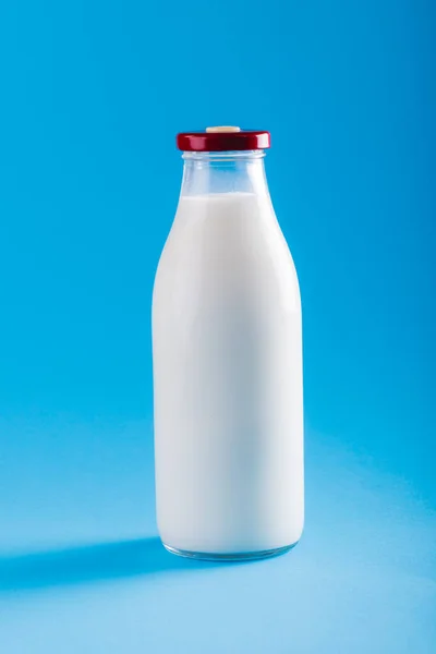 青の背景 コピースペースに対するミルクボトルのクローズアップ 変更されていない 食べ物 飲み物 スタジオで撮影された健康的な食品コンセプト — ストック写真