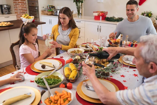 Família Caucasiana Várias Gerações Sentados Mesa Para Jantar Juntos Conversando — Fotografia de Stock