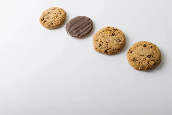 Vysoký Úhel Pohledu Cookies Uspořádané Bílém Pozadí Kopírovat Prostor Nezměněném — Stock fotografie