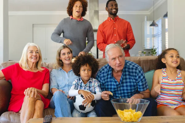 Nadšení Multiraciální Multigenerační Rodina Sledující Fotbalový Zápas Televizi Obývacím Pokoji — Stock fotografie