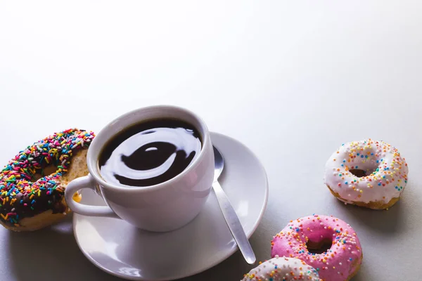 高视角的新鲜黑咖啡 有复制空间和白色背景的甜甜圈 不变的 不健康的饮食和甜食概念 — 图库照片