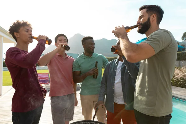 Amis Multiraciaux Masculins Insouciants Prenant Bière Tout Bavardant Dans Fête — Photo