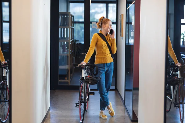 Leende Kaukasiska Affärskvinna Med Cykel Talar Mobiltelefon Korridoren Kontor Oförändrad — Stockfoto