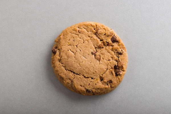 コピースペースを持つ灰色の背景にクッキーのオーバーヘッドショット 変化のない食べ物静物スタジオでの撮影 — ストック写真