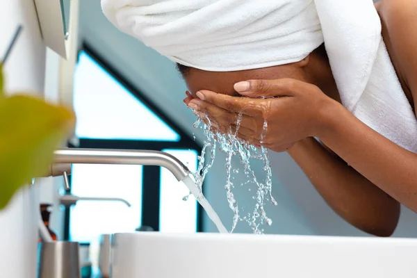 Blisko Afrykańskiej Amerykanki Myjącej Twarz Zlewie Domu Koncepcja Samoopieki Higieny — Zdjęcie stockowe