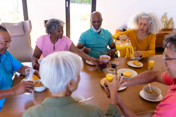 Hoge Hoek Uitzicht Van Multiraciale Senior Vrienden Ontbijten Eettafel Bejaardentehuis — Stockfoto