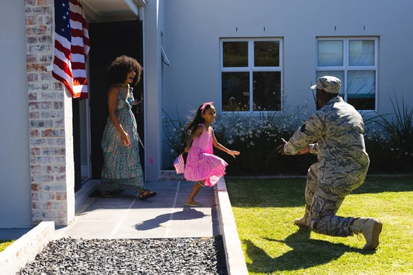 Multirracial Excitado Mulher Filha Correndo Para Exército Soldado Pai Voltou — Fotografia de Stock