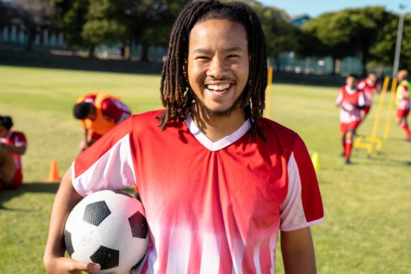 Porträt Eines Birassischen Männlichen Spielers Mit Dreadlocks Der Einen Fußball — Stockfoto