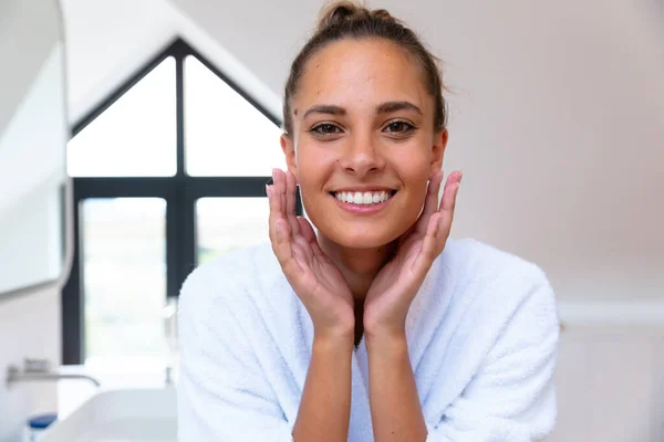 Retrato Mujer Caucásica Albornoz Sonriendo Mirando Cámara Casa Autocuidado Higiene —  Fotos de Stock