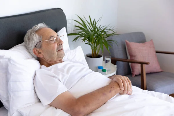 Biały Starszy Mężczyzna Leżący Łóżku Domu Opieka Medyczna Emerytura Senior — Zdjęcie stockowe