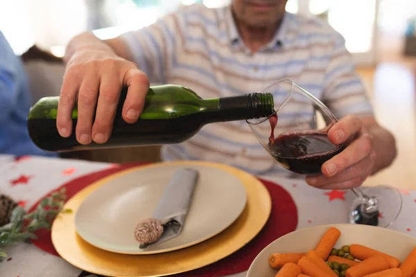 Ανώτερος Καυκάσιος Κάθεται Στο Τραπέζι Για Δείπνο Ρίχνει Κρασί Ποτήρι — Φωτογραφία Αρχείου