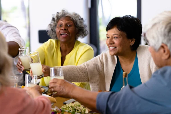 Multirazziale Allegri Amici Anziani Brindando Bevande Mentre Pranzano Tavolo Pranzo — Foto Stock