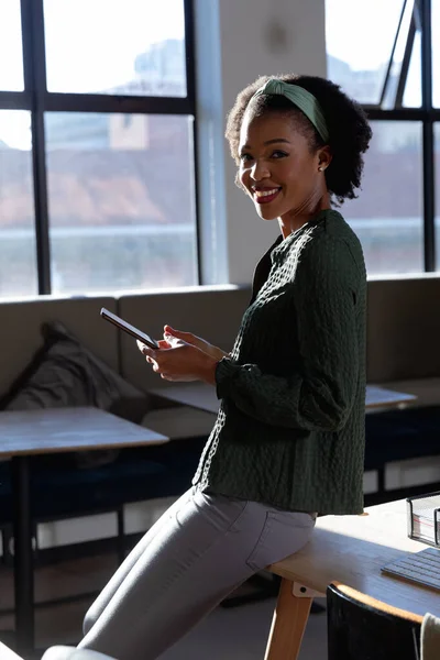Sidovy Porträtt Leende Afrikansk Amerikansk Ung Affärskvinna Med Smart Telefon — Stockfoto