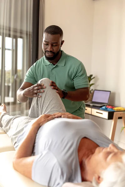 Physiothérapeute Afro Américain Donnant Thérapie Massage Des Jambes Femme Âgée — Photo