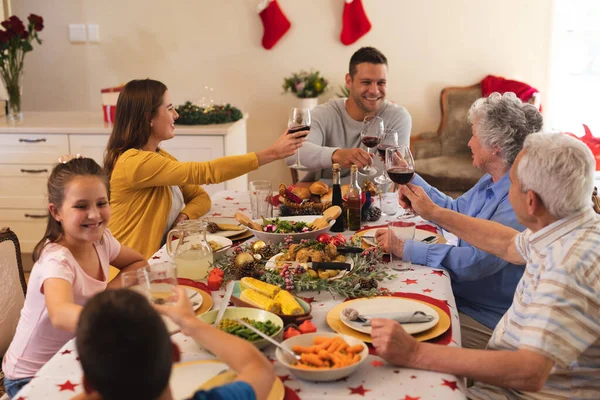 Familia Caucásica Varias Generaciones Sentados Mesa Para Cenar Juntos Haciendo — Foto de Stock