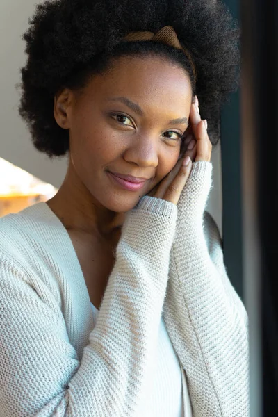 自宅で笑顔の若いアフリカ系アメリカ人アフロ女性のクローズアップ肖像画 変更されず ライフスタイルとシンプルな生活コンセプト — ストック写真
