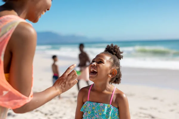 快乐的非洲裔美国母亲和女儿与家人一起在海滩享受阳光灿烂的一天 复制空间 不变的家庭 生活方式 享受和假日概念 — 图库照片