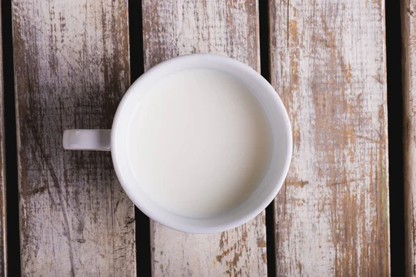 木製のテーブルの上にカップでミルクのオーバーヘッドビュー コピースペース 食品飲料健康食品の概念を変えずに — ストック写真