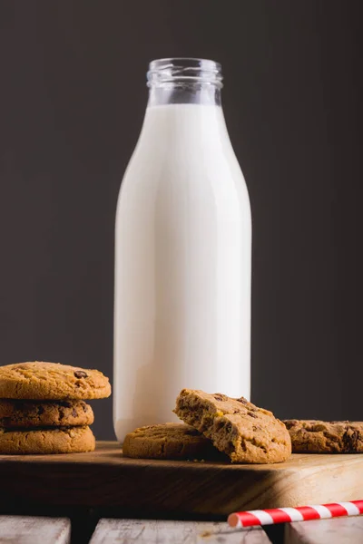 Mjölkflaska Med Kakor Bordet Mot Grå Bakgrund Med Kopieringsutrymme Oförändrat — Stockfoto