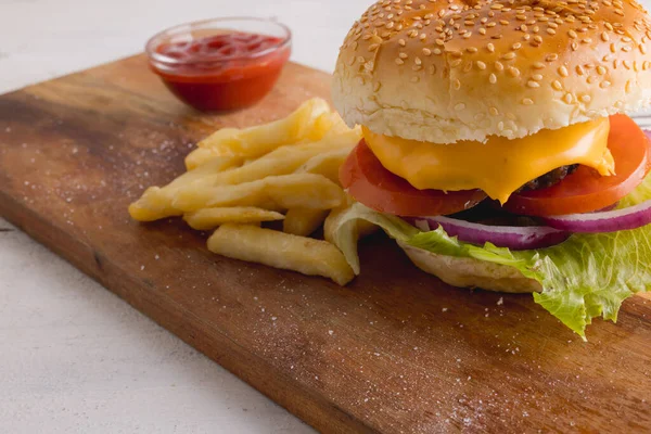 감자튀김 소스를 햄버거를 클로즈업해서 복사하 변경되지 패스트 그리고 건강에 해로운 — 스톡 사진