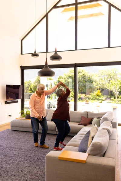 Ein Mann Tanzt Mit Einer Frau Auf Dem Sofa Wohnzimmer — Stockfoto