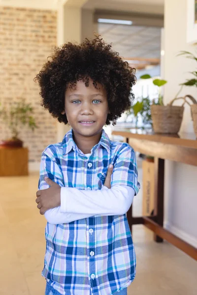 Portrét Roztomilého Biraciálního Chlapce Afro Účesem Zkříženýma Rukama Stojící Doma — Stock fotografie