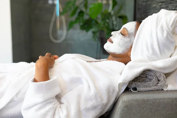 Afroamerikanerin Bademantel Mit Schönheitsmaske Entspannt Hause Spa Wellness Und Entspannungskonzept — Stockfoto