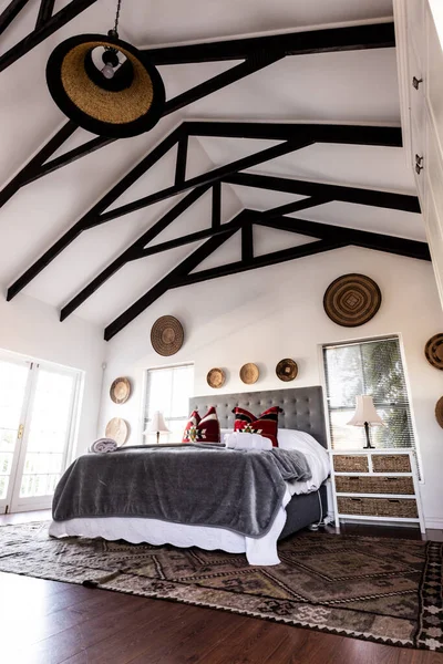 Battaniyeli Yatak Yastıklar Mansard Çatısında Asılı Süslemeler Modern Yatak Odasındaki — Stok fotoğraf